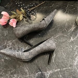 COPY - Cute Authentic Gucci Logo Pumps Size 8B